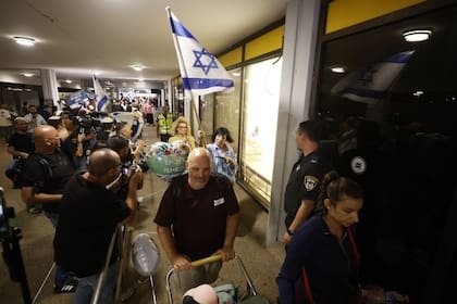 Pasajeros israelíes que viajaban a bordo de un avión de Flydubai que realizó un aterrizaje de emergencia en Arabia Saudí llegan al Aeropuerto Internacional Ben Gurion.