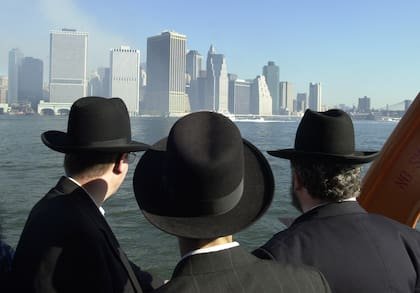 Tres hombres miran el horizonte del bajo Manhattan sin las torres del World Trade Center el lunes 17 de septiembre de 2001