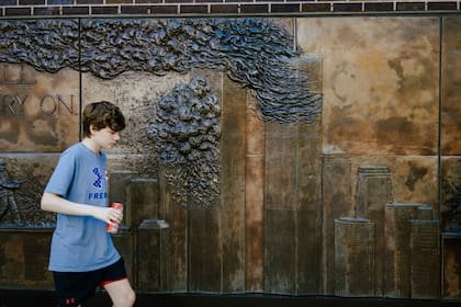 Un mural conmemorativo del 11 de septiembre en el edificio de la estación de bomberos FDNY Ten House, 25 años después de los atentados contra el World Trade Center