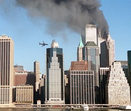 Un segundo avión se acerca al World Trade Center justo antes de chocar contra el rascacielos