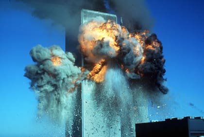 Una bola de fuego estalla desde los pisos superiores de la torre sur del World Trade Center después de una El segundo avión chocó contra el complejo