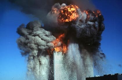 Una bola de fuego estalla desde los pisos superiores de la torre sur del World Trade Center después de una El segundo avión chocó contra el complejo