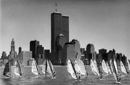 Una regata en el puerto de Nueva York en 1990, de fondo la vista de las Torres Gemelas