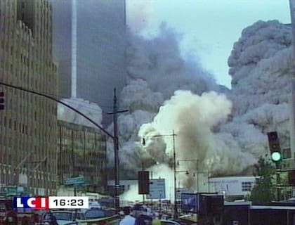 Video del canal de televisión francés TF1 muestra el colapso de la torre sur del World Trade Center en Nueva York el 11 de septiembre de 2001