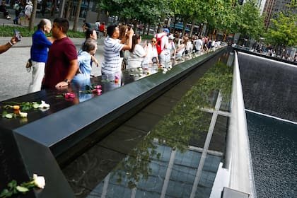 Visitantes de distintas partes del mundo recorren el Memorial del 11-S, un espacio de homenaje y recuerdo en el lugar donde se encontraban las Torres Gemelas