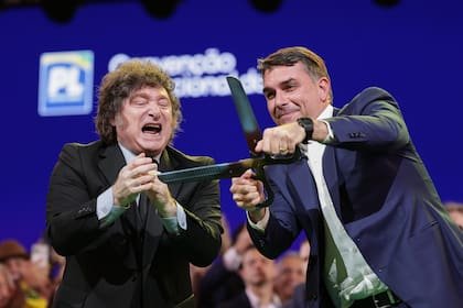 El presidente argentino, Javier Milei, y Flavio Bolsonaro durante la convención del Partido Liberal en la que el senador fue confirmado como candidato presidencial, en San Pablo