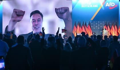 Elon Musk conversa con la presidenta federal de Alternativa para Alemania (AfD), Alice Weidel, por videoconferencia en un acto partidario