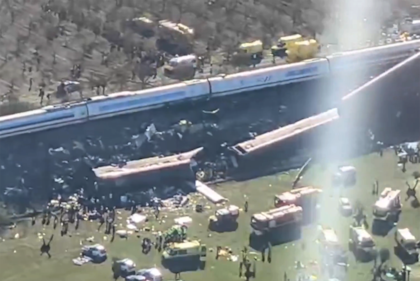 Equipos de rescate españoles registran los trenes con la esperanza de encontrar supervivientes.