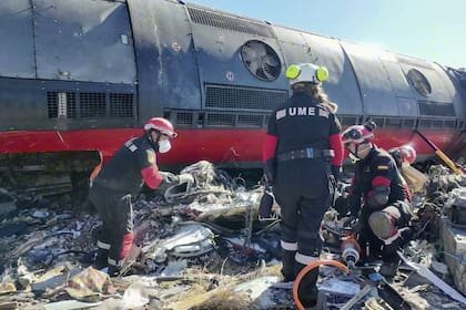Equipos de rescate españoles registran los trenes con la esperanza de encontrar supervivientes.