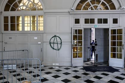 Esta fotografía muestra el símbolo anarquista dibujado en una pared dentro del Ayuntamiento de Marsella, después de que manifestantes irrumpieran en el edificio 