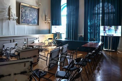 Esta fotografía muestra sillas y mesas esparcidas por el suelo, así como la pantalla de un televisor dañada, en el interior del Ayuntamiento de Marsella