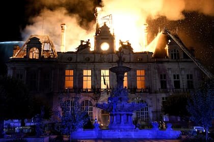 Esta fotografía muestra un incendio que consume el ayuntamiento, después de que un grupo de personas irrumpiera en el edificio durante una jornada de protestas en Limoges, el 17 de octubre 