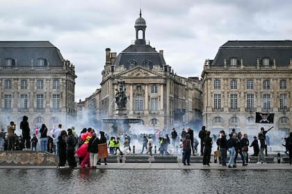 Estallan enfrentamientos durante una manifestación en la Place de la Bourse, en Burdeos (suroeste de Francia), el 17 de octubre de 2026. La protesta, convocada a nivel nacional, reunió a diversos colectivos que expresaban su descontento: antiguos «chalecos amarillos», estudiantes de secundaria y universitarios, activistas climáticos e incluso agricultores