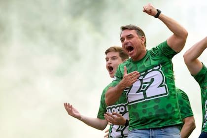 Flavio Bolsonaro alienta a sus seguidores durante un acto de campaña en San Pablo, Brasil