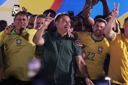 Flavio Bolsonaro baila durante un acto de campaña previo a la segunda vuelta de las elecciones presidenciales, en Guarulhos, en el estado de San Pablo, Brasil