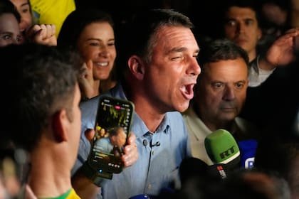 Flavio Bolsonaro habla después de avanzar a la segunda vuelta electoral tras la primera vuelta de las elecciones presidenciales, en Brasilia, Brasil