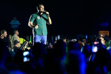 Flavio Bolsonaro habla durante un acto de campaña en Guarulhos, en el estado de San Pablo, Brasil
