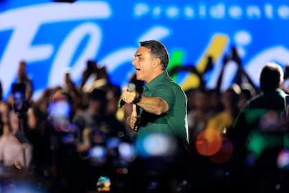 Flavio Bolsonaro hace un gesto durante un acto de campaña en Guarulhos, en el estado de San Pablo, Brasil