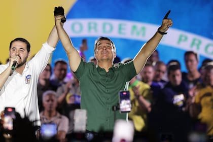 Flavio Bolsonaro participa de un acto de campaña previo a la segunda vuelta de las elecciones presidenciales, en Guarulhos, en el estado de San Pablo, Brasil