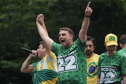 Flavio Bolsonaro participa en un acto de campaña en la avenida Paulista, en San Pablo, Brasil