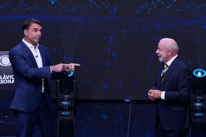 Flavio Bolsonaro señala a Lula da Silva durante un debate presidencial televisado, en San Pablo, Brasil