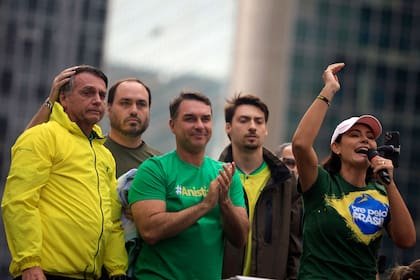 Los Bolsonaro, durante un acto político, el año pasado