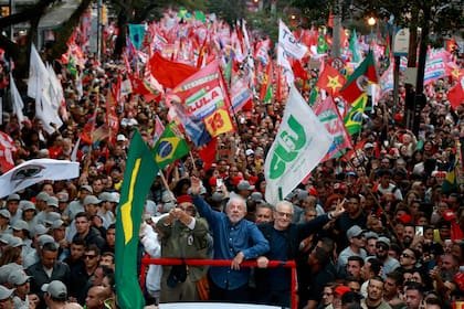 Lula saluda a sus seguidores durante un acto de campaña en Porto Alegre, en el estado de Rio Grande do Sul, Brasil