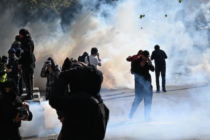 Manifestantes se enfrentan a la policía durante una protesta contra el aumento del costo de vida —sumándose a las reivindicaciones de los estudiantes— en París, el sábado 17 de octubre de 2026
