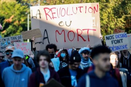 Manifestantes sostienen una pancarta en la que se lee «Revolución o muerte» durante una protesta en la circunvalación de La Rochelle, en el oeste de Francia