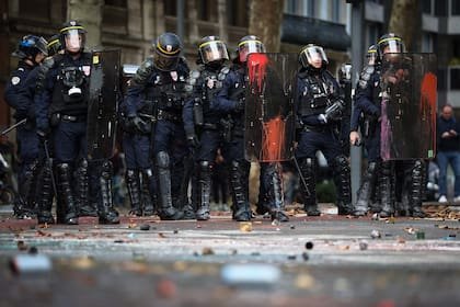 Miembros de las Compañías Republicanas de Seguridad (CRS) de Francia montan guardia durante una manifestación contra el «alto costo de la vida» en Lille, en el norte de Francia