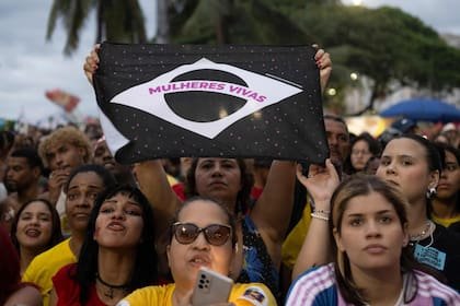 Seguidores de Lula participan en el "Acto Musical por la Democracia", en la playa de Copacabana, en Río de Janeiro, Brasil