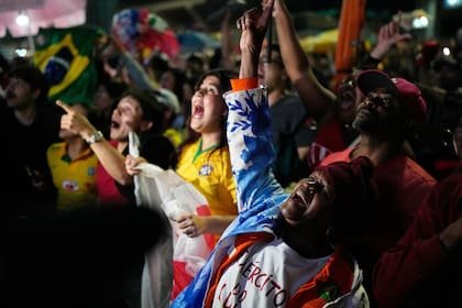 Simpatizantes del presidente Luiz Inácio Lula da Silva, que busca la reelección, celebran mientras se anuncian los resultados del balotaje presidencial en San Pablo