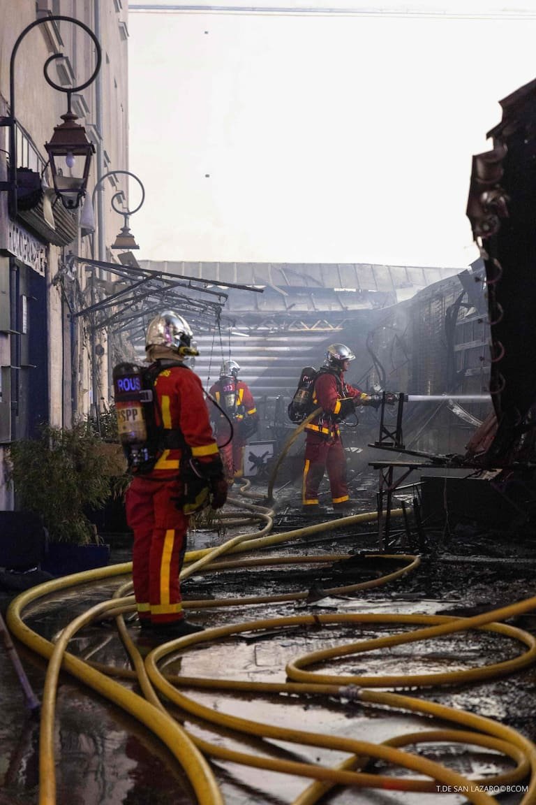 This handout photograph taken by T. de San Lazaro and released by the Brigade des Sapeurs Pompiers de Paris (BSPP)on October 12, 2026, shows firefighters working to extinguish a fire at «Le marche des Enfants Rouges» (Red Children market), center of Paris. (Photo by Handout / Brigade des Sapeurs Pompiers de Paris (BSPP) / AFP) / RESTRICTED TO EDITORIAL USE - MANDATORY CREDIT "AFP PHOTO /  - / HANDOUT /  BSPP / T. de San Lazaro " - NO MARKETING NO ADVERTISING CAMPAIGNS - DISTRIBUTED AS A SERVICE TO CLIENTS