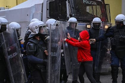 Un manifestante se enfrenta a la policía antidisturbios durante una protesta antigubernamental en el centro de Tirana el 15 de octubre de 2026