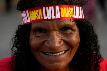 Un simpatizante de Lula da Silva durante un acto de campaña denominado “Samba con Lula”, realizado en Brasilia