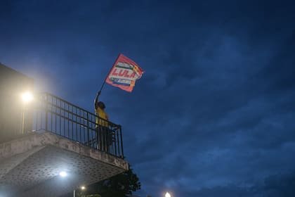 Un simpatizante del presidente brasileño Luiz Inácio Lula da Silva agita una bandera en Belo Horizonte, Brasil